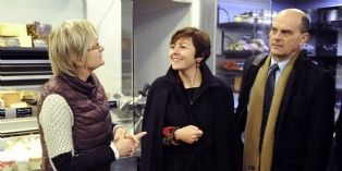Carole Delga a rencontré une petite dizaine de petits commerçants du 10e arrondissement de Paris, dont la gérante de 'La crémerie'