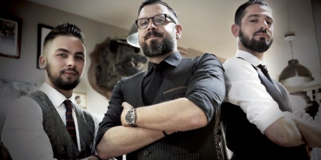 Le coiffeur/barbier Emmanuel Renaud (au centre)et son équipe