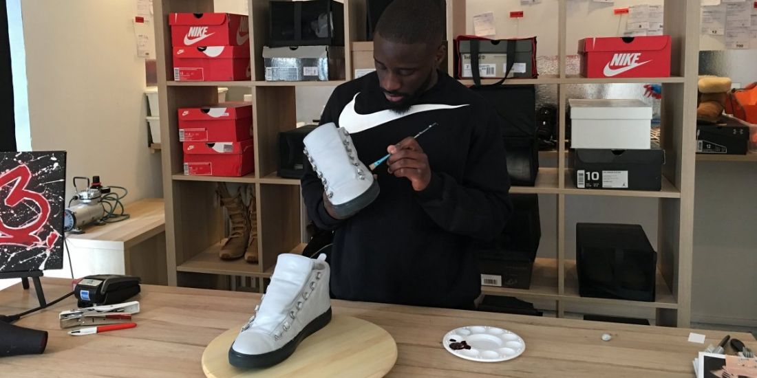 A Lille, un pressing redonne une deuxième vie aux baskets