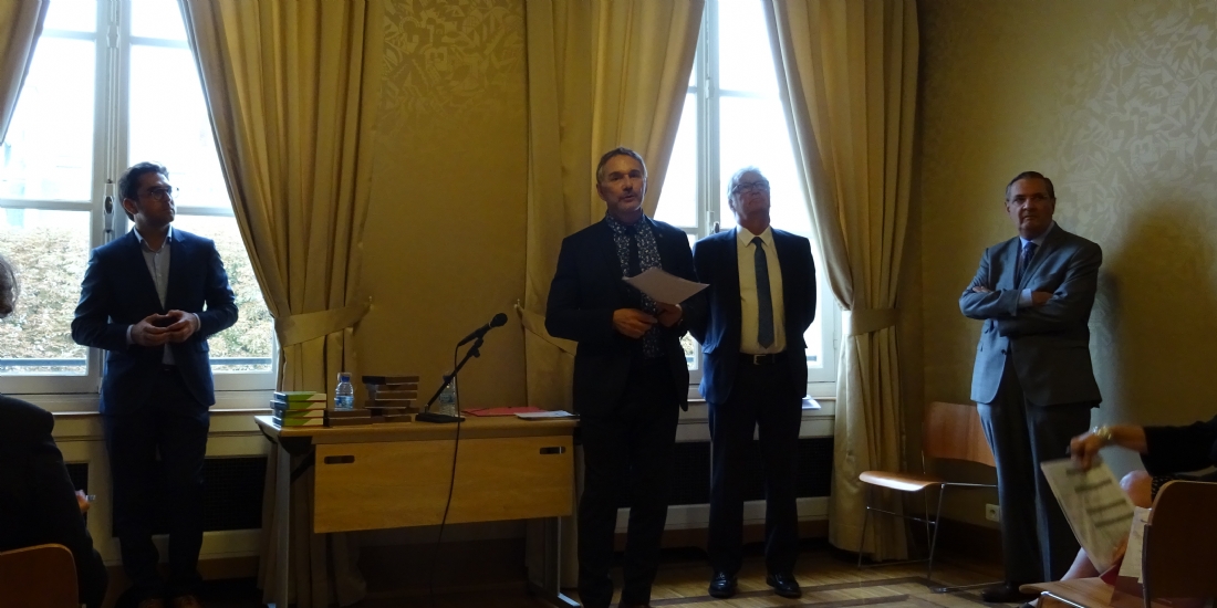 Le maire de Reims, Arnaud Robinet (à gauche) et Patrick Vignal (au centre), président de l'association Centre-ville en mouvement, à Paris le 7 septembre 2017.