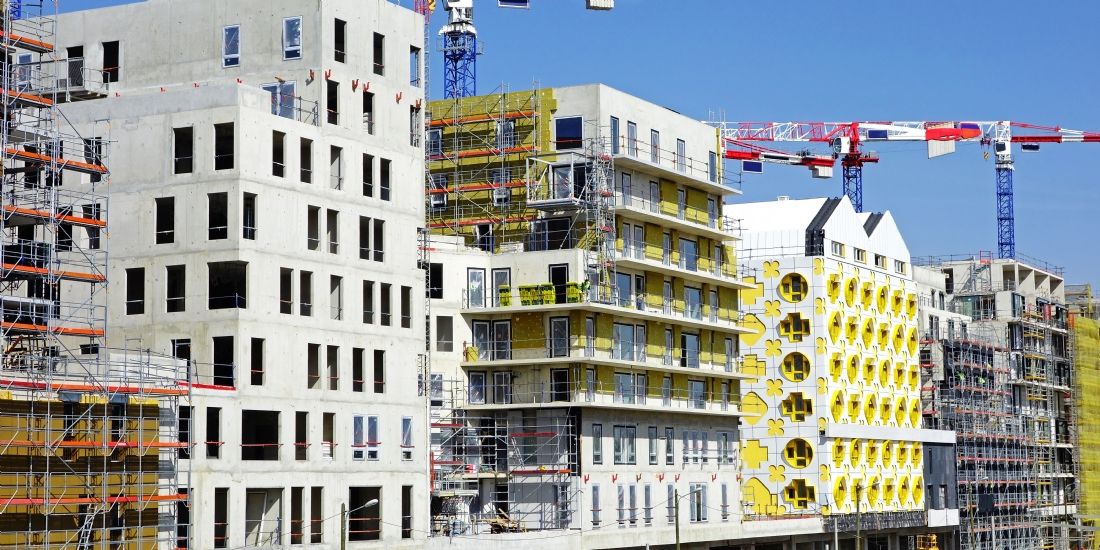Emmanuel Macron s'engage à réduire la sur-réglementation qui bloque le secteur du bâtiment