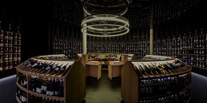 A Bordeaux, un complexe culturel abrite une cave a vin digitalisé