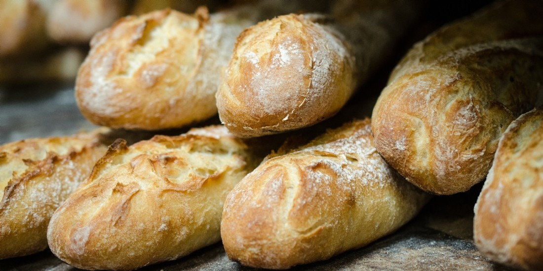 Le boulanger vend des baguettes... pas tout à fait cuites !