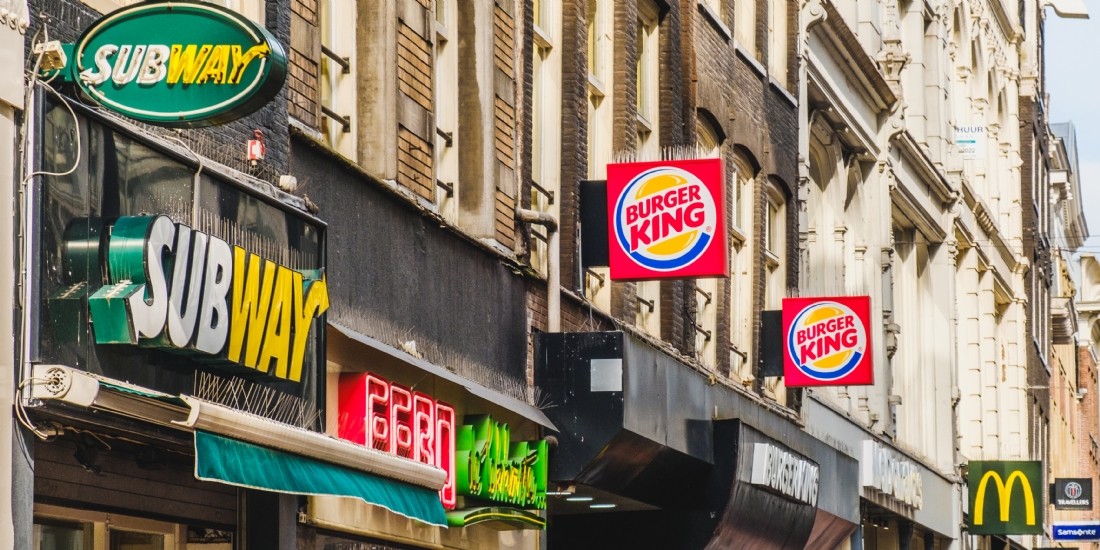 Comment le franchiseur doit-il aider ses franchisés ?