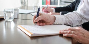 La VAE offre au salarié la possibilité de traduire en diplôme les compétences acquises en entreprise.