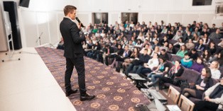 Avec le CIF, le salarié peut consacrer jusqu'à un an à une formation, tout en restant lié contractuellement à son entreprise.