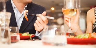 L'entreprise peut indemniser un repas jusqu'à hauteur de 17,90 €, moins le prix forfaitaire de 4,60 €.