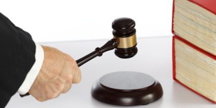 La voie judiciaire peut être longue et incertaine pour récupérer une créance.
