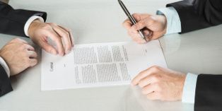 Dans l'optique d'encadrer ses frais généraux, l'entreprise peut s'attacher à renégocier ses contrats.