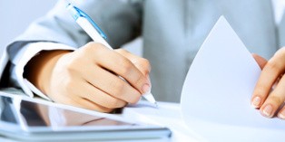 Lorsqu'il prépare son enretien obligatoire, le collaborateur liste ses souhaits de formations, d'évolution professionnelle...