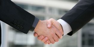 Rester en contact avec les membres de son réseau est primordial pour obtenir des réponses rapides au moment où l'on en a besoin.