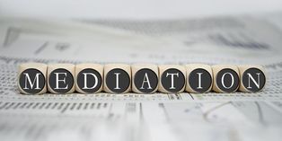 La médiation consiste à recourir à un tiers indépendant chargé de mener les négociations entre les parties.