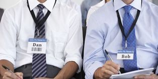 Le réseautage passe par des rencontres dans des salons professionnels par exemple.