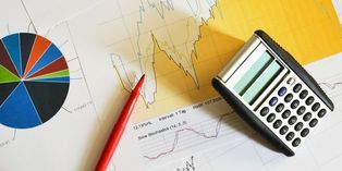 En souscrivant à des options, l'entreprise s'ouvre le droit d'acheter ou de vendre des devises à un >taux de change fixe et à une date prédéterminée.