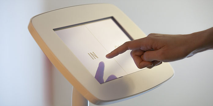 Quels sont les avantages de l'installation d'une borne tactile en magasin?