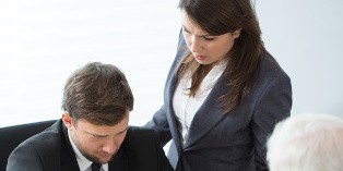 En cas de conflit avec un salarié, Un inspecteur du travail peut être chargé d'intervenir pour arbitrer entre les protagonistes.